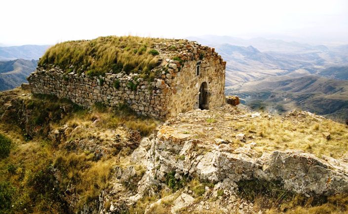ziyarət dağında qədim alban məbədi.jpeg