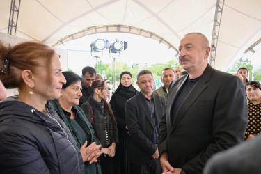 Azərbaycan Respublikasının Prezidenti İlham Əliyev sentyabrın 14-də Xocavənd rayonunun Qırmızı Bazar qəsəbəsində Qırmızı Bazar, Hadrut qəsəbələrinin və Sos kəndinin sakinləri ilə görüşüb