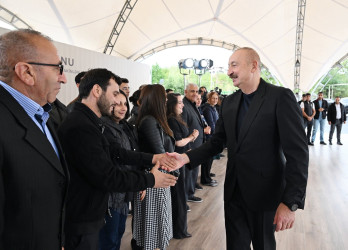 Azərbaycan Respublikasının Prezidenti İlham Əliyev sentyabrın 14-də Xocavənd rayonunun Qırmızı Bazar qəsəbəsində Qırmızı Bazar, Hadrut qəsəbələrinin və Sos kəndinin sakinləri ilə görüşüb