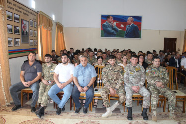 “Heydər Əliyev İli” çərçivəsində  “Heydər Əliyev və Azərbaycanda ordu quruculuğu” mövzusunda çağırış yaşlı gənclərlə peşəkar hərbi mütəxəssislərin, vətən müharibəsi veteranlarının və qazilərin görüşü keçirilib