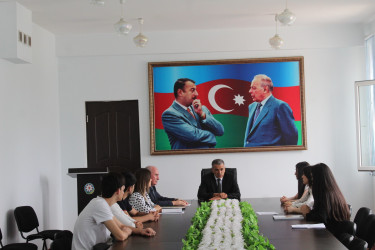 Könüllülərlə görüş keçirilib.