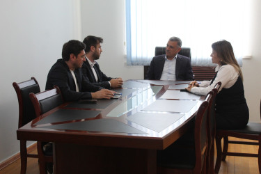 Xocavənd Rayon İcra Hakimiyyətinin başçısı Eyvaz Hüseynov "İdman Könüllüləri və Azarkeşləri" İctimai Birliyi İdarə heyətinin sədri Atanur Cəfərlini qəbul edib