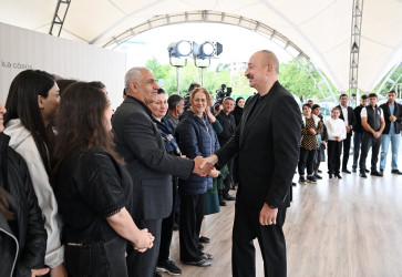Azərbaycan Respublikasının Prezidenti İlham Əliyev sentyabrın 14-də Xocavənd rayonunun Qırmızı Bazar qəsəbəsində Qırmızı Bazar, Hadrut qəsəbələrinin və Sos kəndinin sakinləri ilə görüşüb