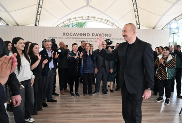 Azərbaycan Respublikasının Prezidenti İlham Əliyev sentyabrın 14-də Xocavənd rayonunun Qırmızı Bazar qəsəbəsində Qırmızı Bazar, Hadrut qəsəbələrinin və Sos kəndinin sakinləri ilə görüşüb