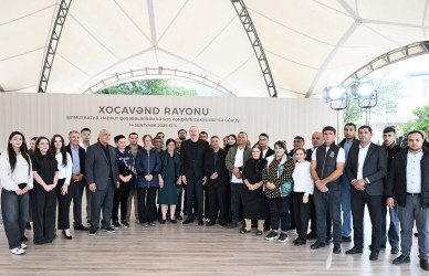 Azərbaycan Respublikasının Prezidenti İlham Əliyev sentyabrın 14-də Xocavənd rayonunun Qırmızı Bazar qəsəbəsində Qırmızı Bazar, Hadrut qəsəbələrinin və Sos kəndinin sakinləri ilə görüşüb