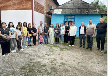 4 saylı tam orta məktəbin müəllim kollektivi Şəhid ailəsini ziyarət edib