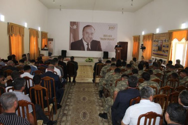 “Heydər Əliyev İli” çərçivəsində  “Heydər Əliyev və Azərbaycanda ordu quruculuğu” mövzusunda çağırış yaşlı gənclərlə peşəkar hərbi mütəxəssislərin, vətən müharibəsi veteranlarının və qazilərin görüşü keçirilib