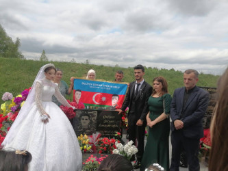Rayon İcra Hakimiyyətinin başçısı Eyvaz Hüseynov Şəhid Şirxan Quliyevin qardaşı Orxanın toyunda iştirak edib