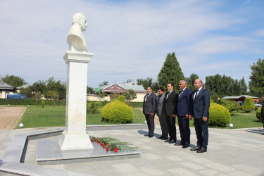 "Heydər Əliyev İli" çərçivəsində Dövlət Quluqçularının Peşə baayramı Gününə həsr olunmuş  “Heydər Əliyev- Azərbaycanın müasir dövlət qulluğu sisteminin banisi” mövzusunda dəyirmi masa keçirilib